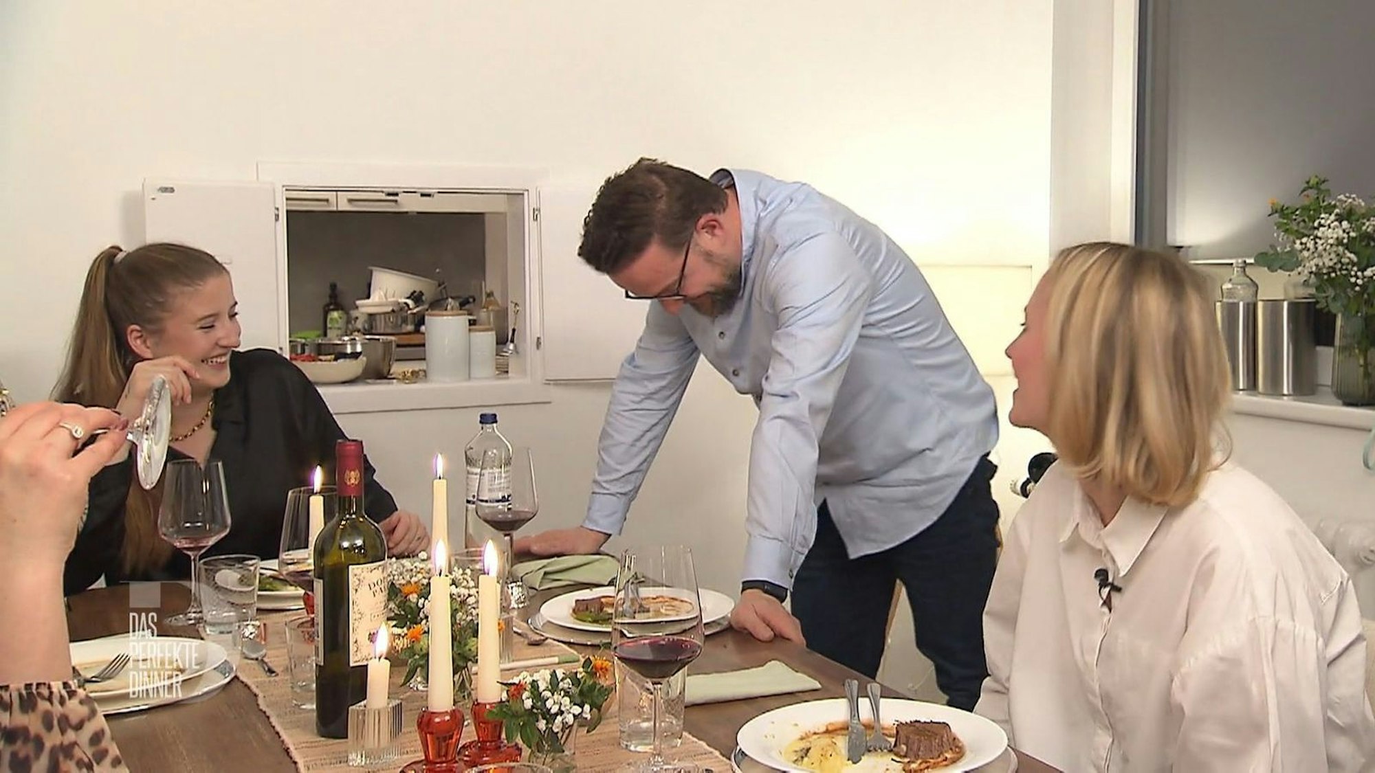 Nach dem Essen bekommt Robert plötzlich einen Krampf und muss sich dehnen.
(Bild: RTL)