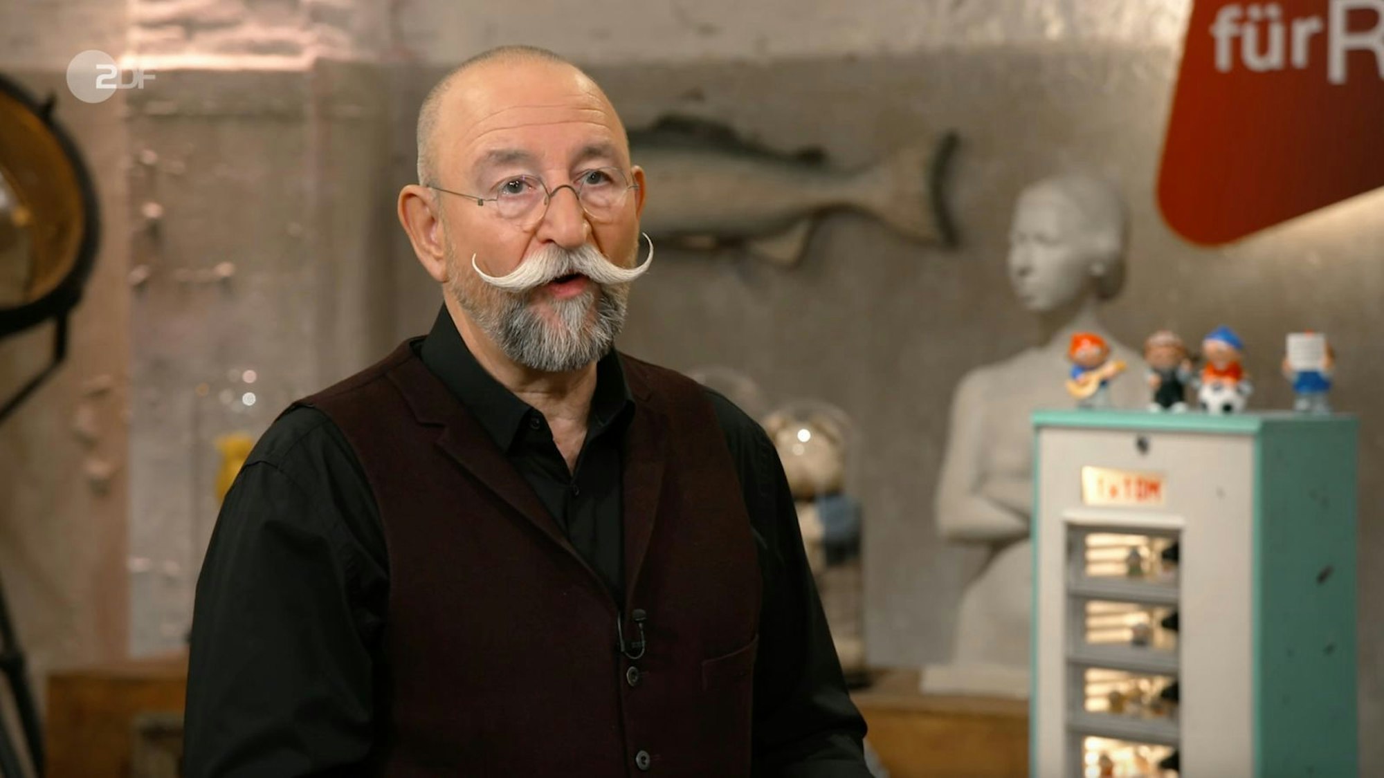 In der Montagsausgabe der ZDF-Trödelshow „Bares für Rares“ war sich Horst Lichter beim Anblick eines seltenen Fundstücks sofort sicher: „Das muss jedem gefallen.“ Recht hatte er. Denn das Objekt mit „1.000 Schubladen“ löste im Händlerraum ein hitziges Bietergefecht aus, das zwischen drei Händlern plötzlich zur „persönlichen Sache“ wurde. (Bild: ZDF)