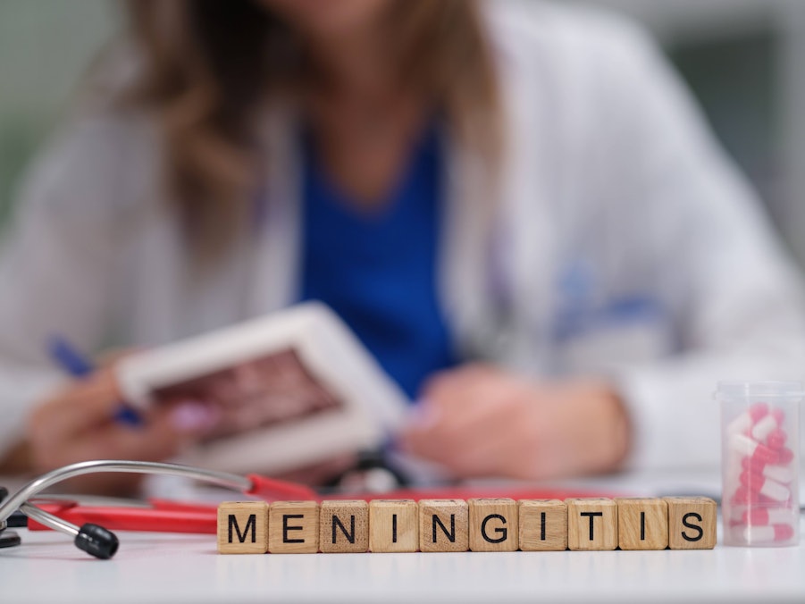 Medizinische Fachkraft und Schriftzug Meningitis