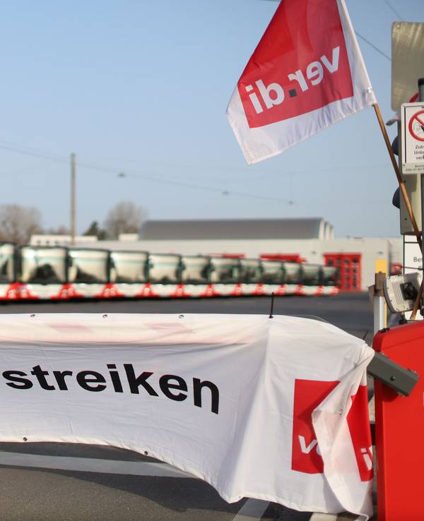 Die Omnibusse der KVB bleiben daher heute im Depot stehen.
