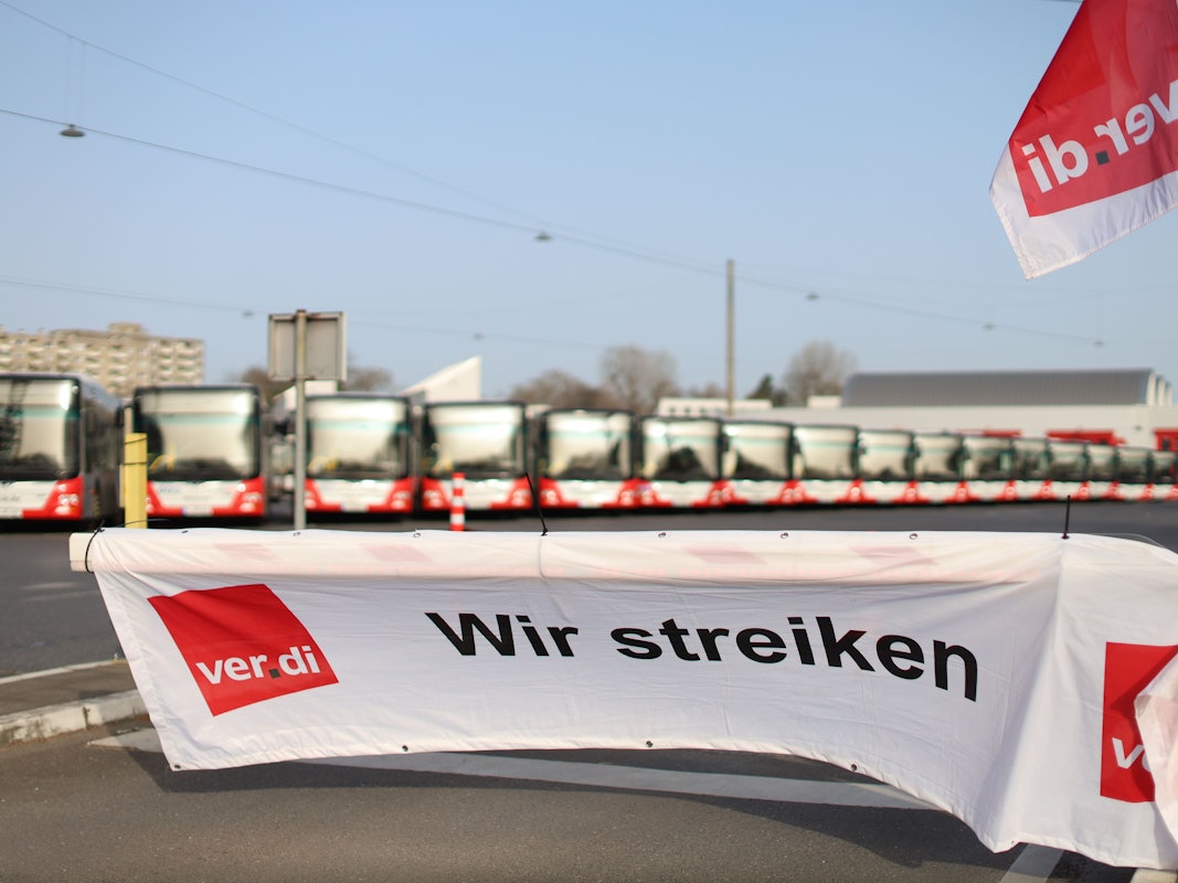 Die Omnibusse der KVB bleiben daher heute im Depot stehen.