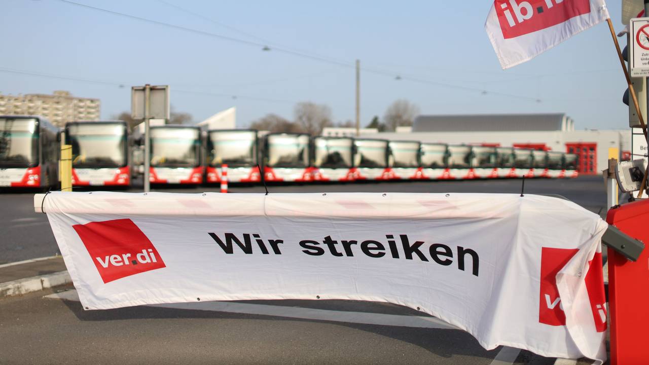 Die Omnibusse der KVB bleiben daher heute im Depot stehen.