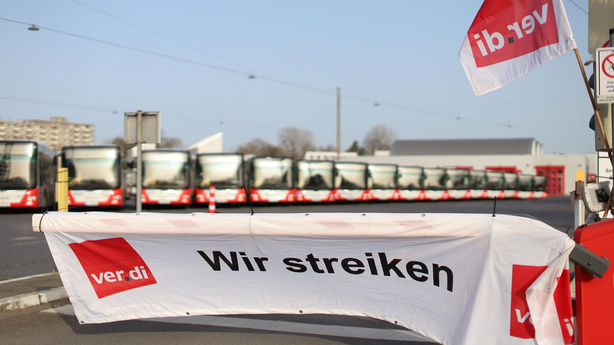 Die Omnibusse der KVB bleiben daher heute im Depot stehen.