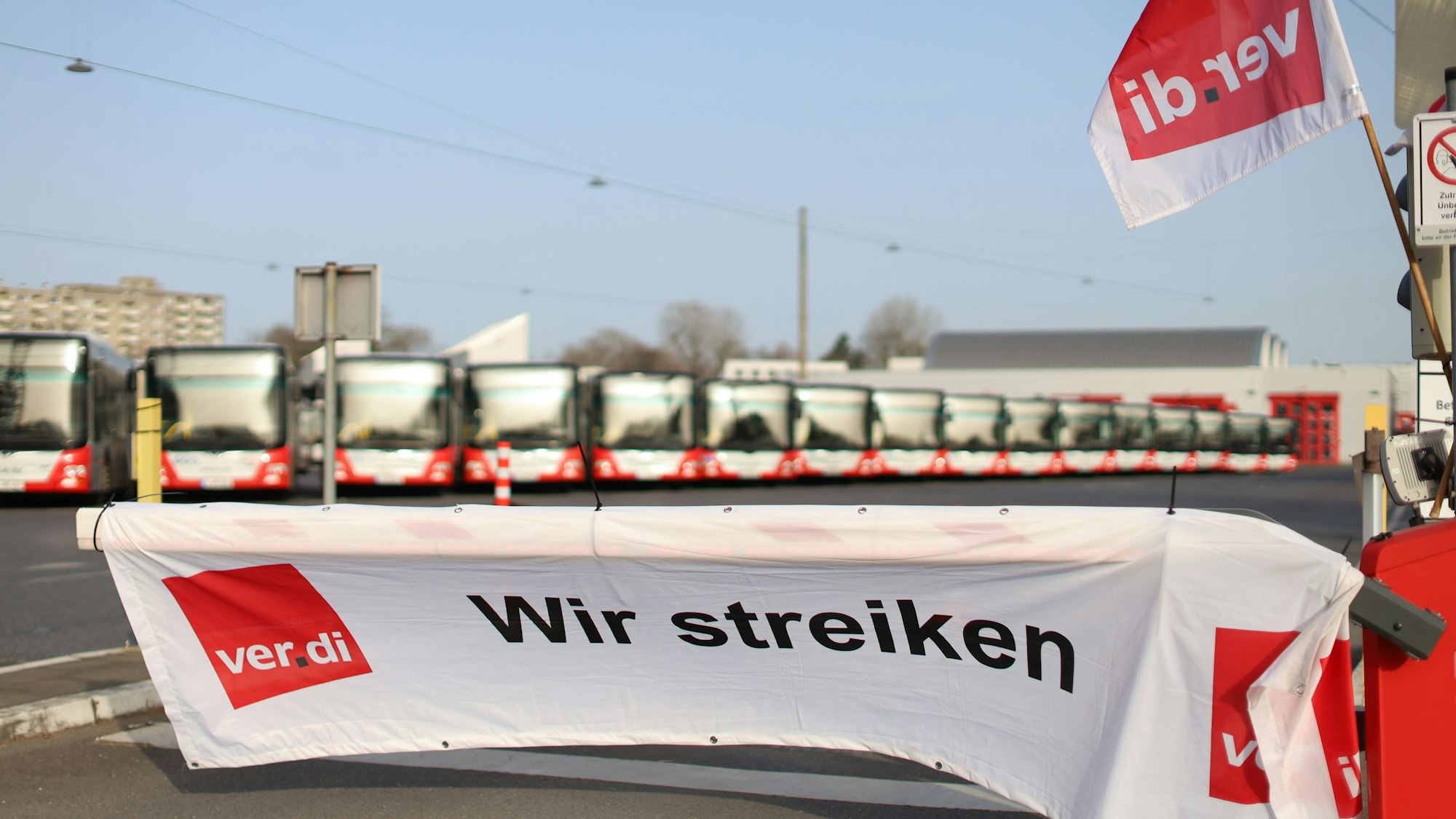 Die Omnibusse der KVB bleiben daher heute im Depot stehen.