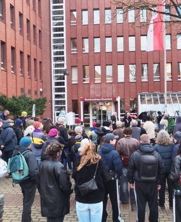 Fast 160 Menschen demonstrierten vor dem Ehrenfelder Bezirksrathaus.