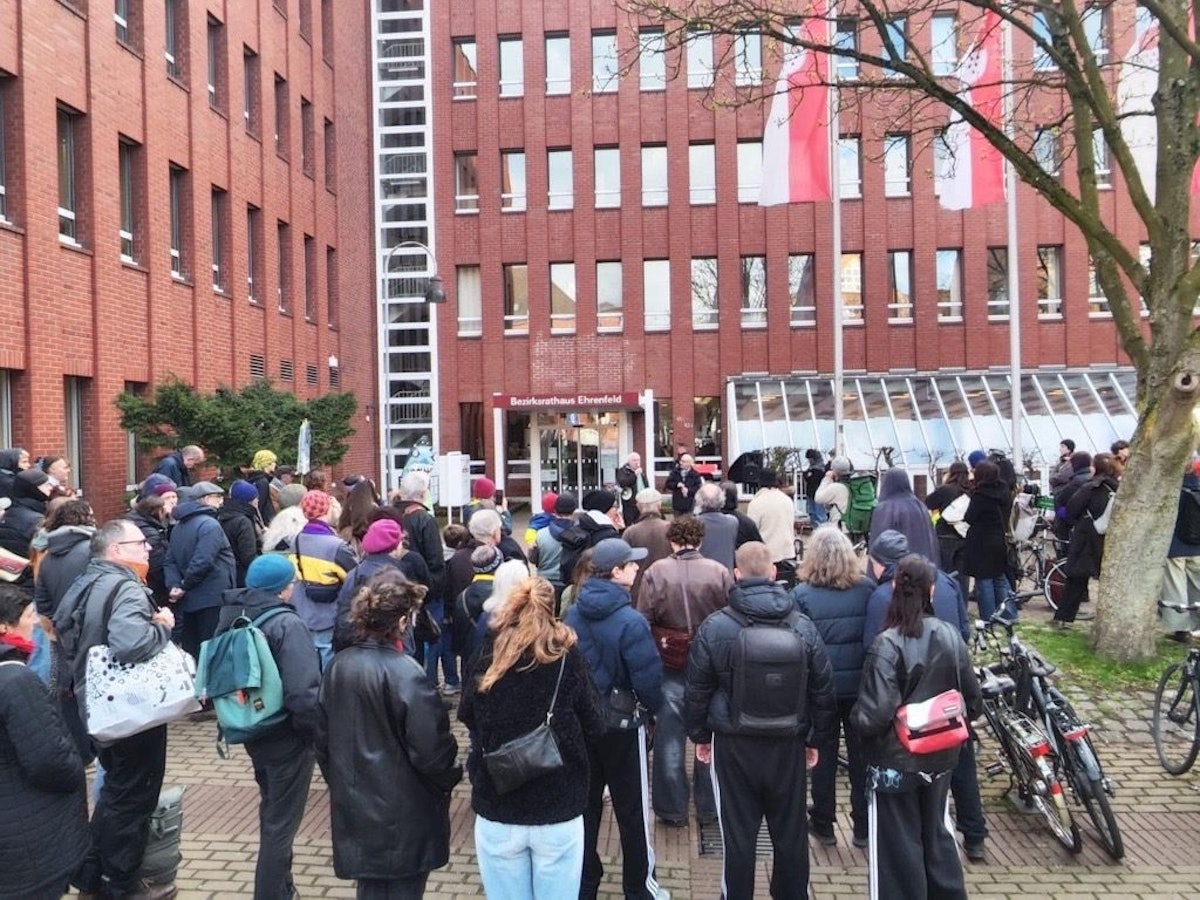 Fast 160 Menschen demonstrierten vor dem Ehrenfelder Bezirksrathaus.