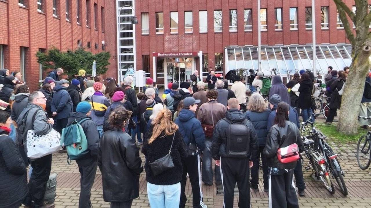 Fast 160 Menschen demonstrierten vor dem Ehrenfelder Bezirksrathaus.