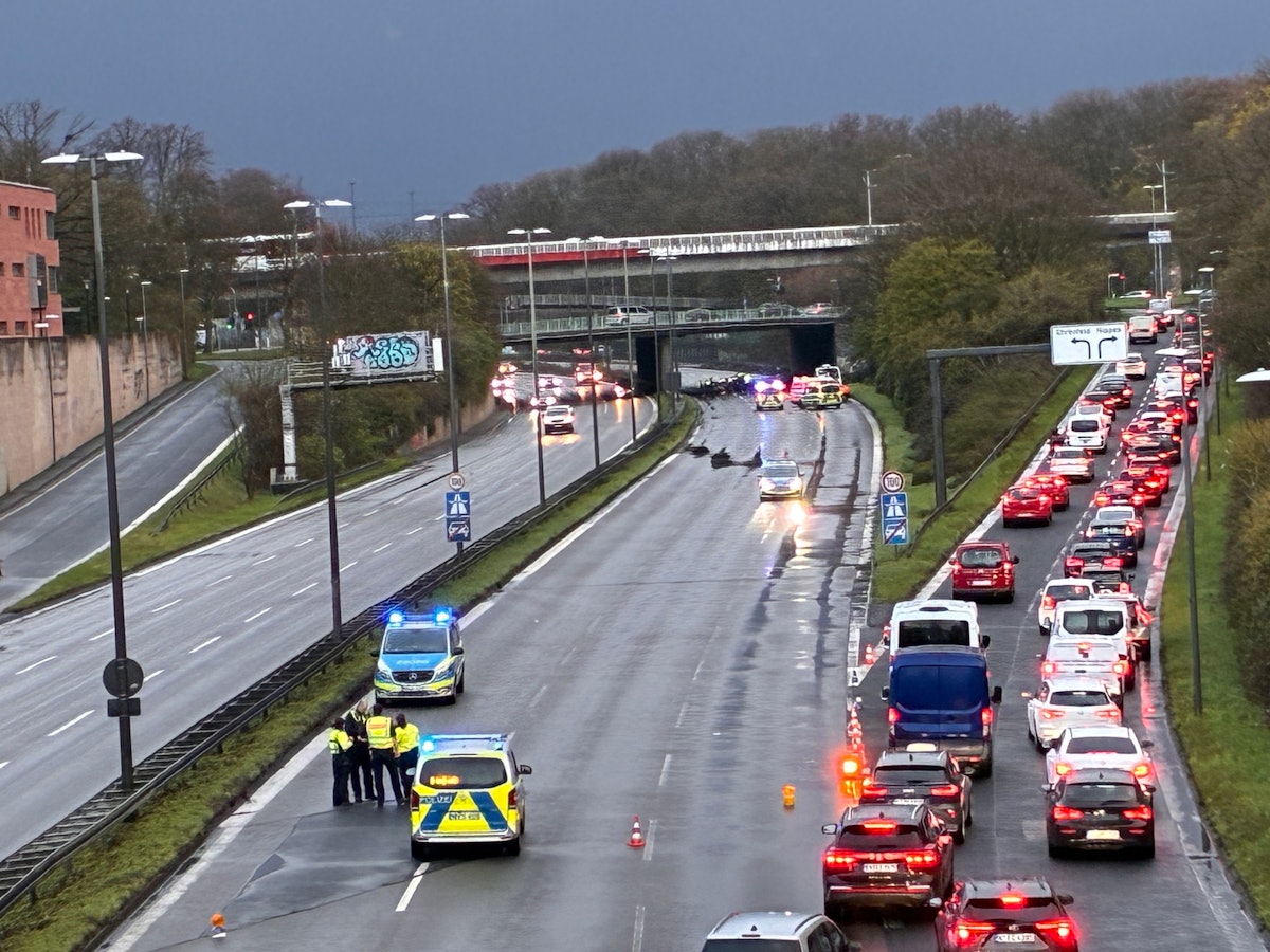 Polizeifahrzeuge und Einsatzkräfte stehen auf der Autobahn, der Verkehr wird abgeleitet