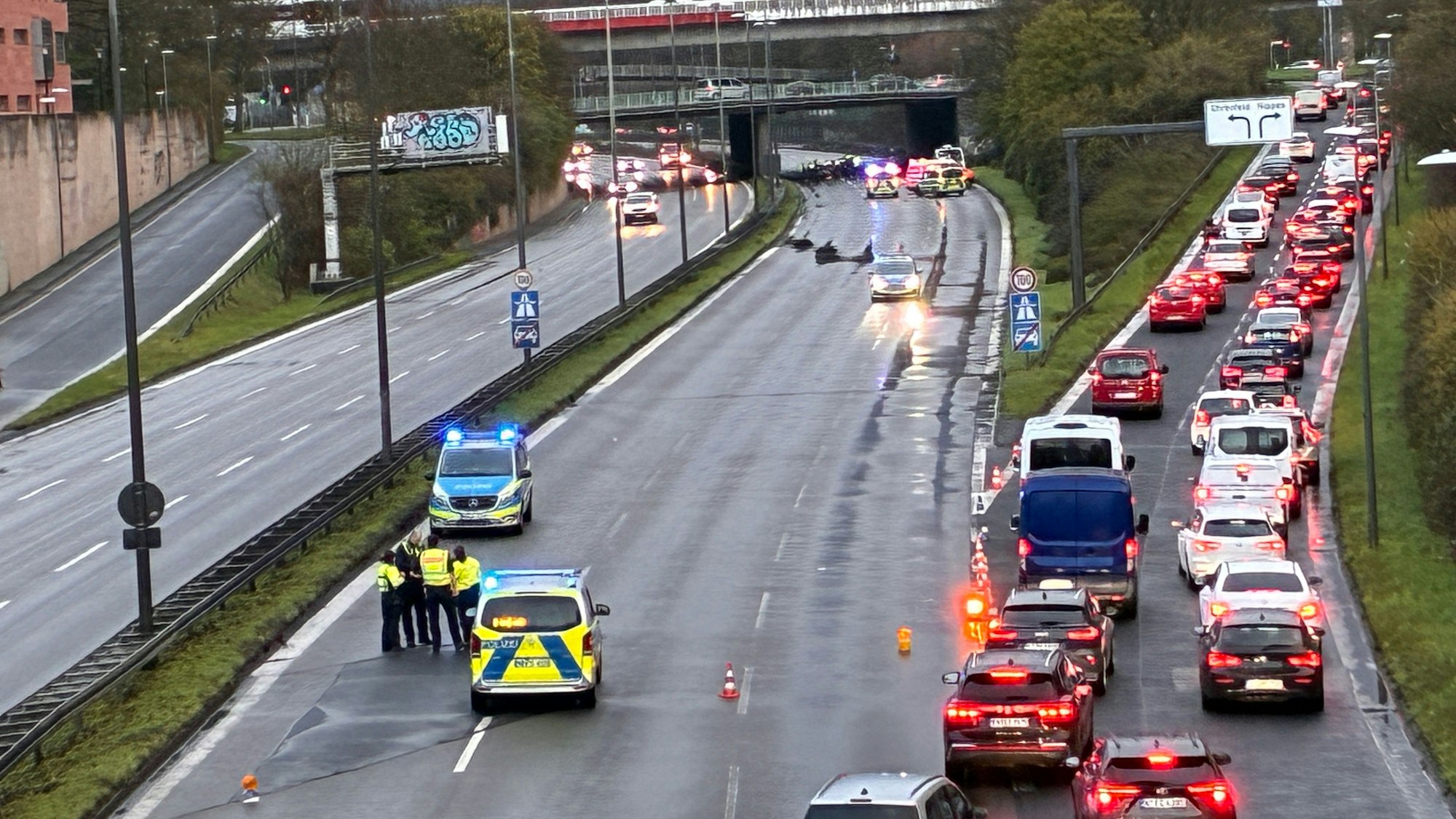 Polizeifahrzeuge und Einsatzkräfte stehen auf der Autobahn, der Verkehr wird abgeleitet