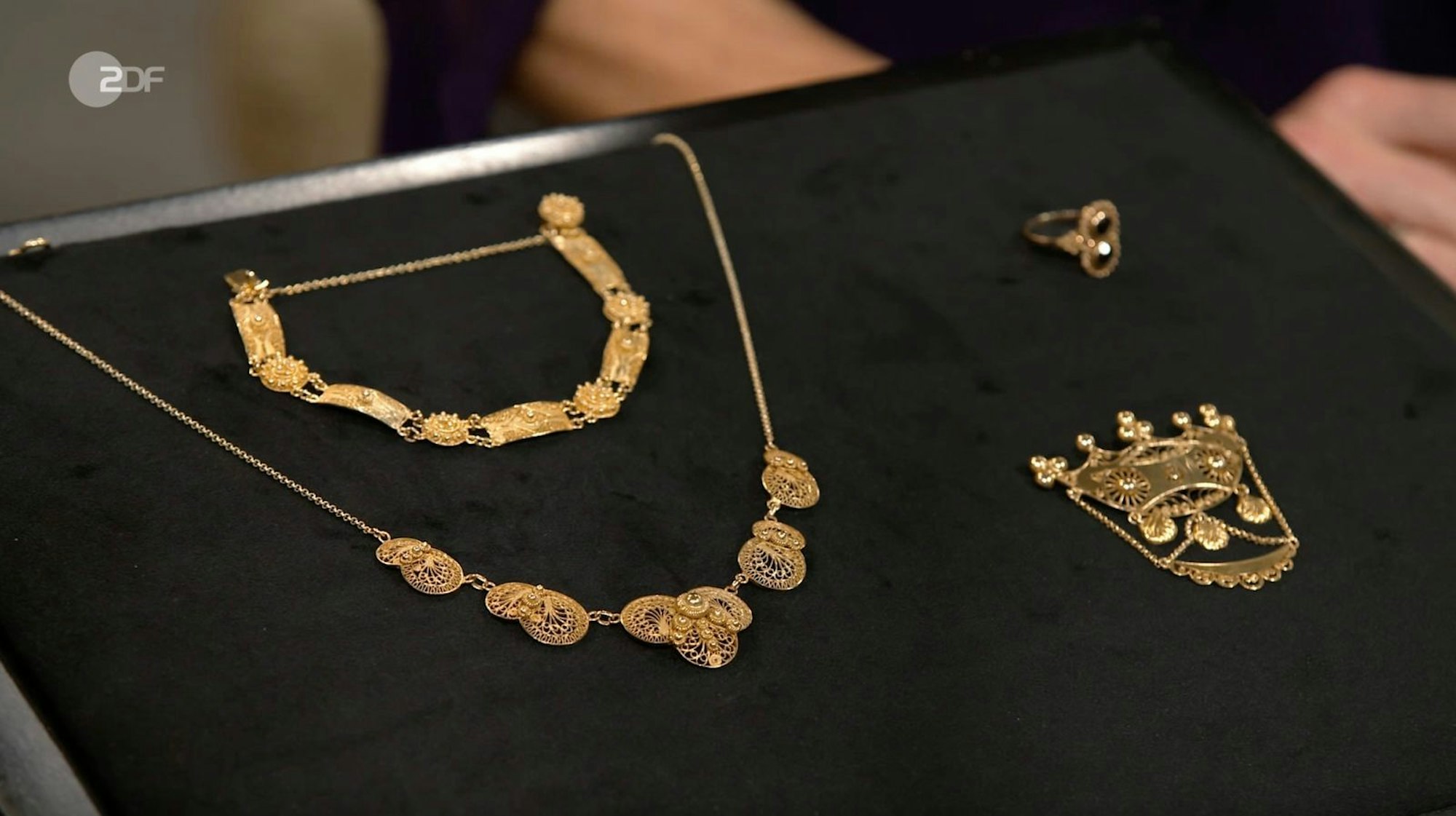 Wendela Horz erkannte ein Konvolut aus 585er Gold als Friesenschmuck und datierte Brosche, Ring, Collier und Armband ab 1950 bis in die 1980er-Jahre. Der Wunschpreis lag bei 2.000 Euro, die Schätzung bei 2.200 bis 2.500 Euro und Daniel Meyer zahlte 2.200 Euro für den filigranen Traditionsschmuck. (Bild: ZDF)