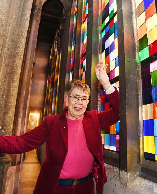 Barbara Schock-Werner steht am bekannten Richter-Fenster im Kölner Dom.