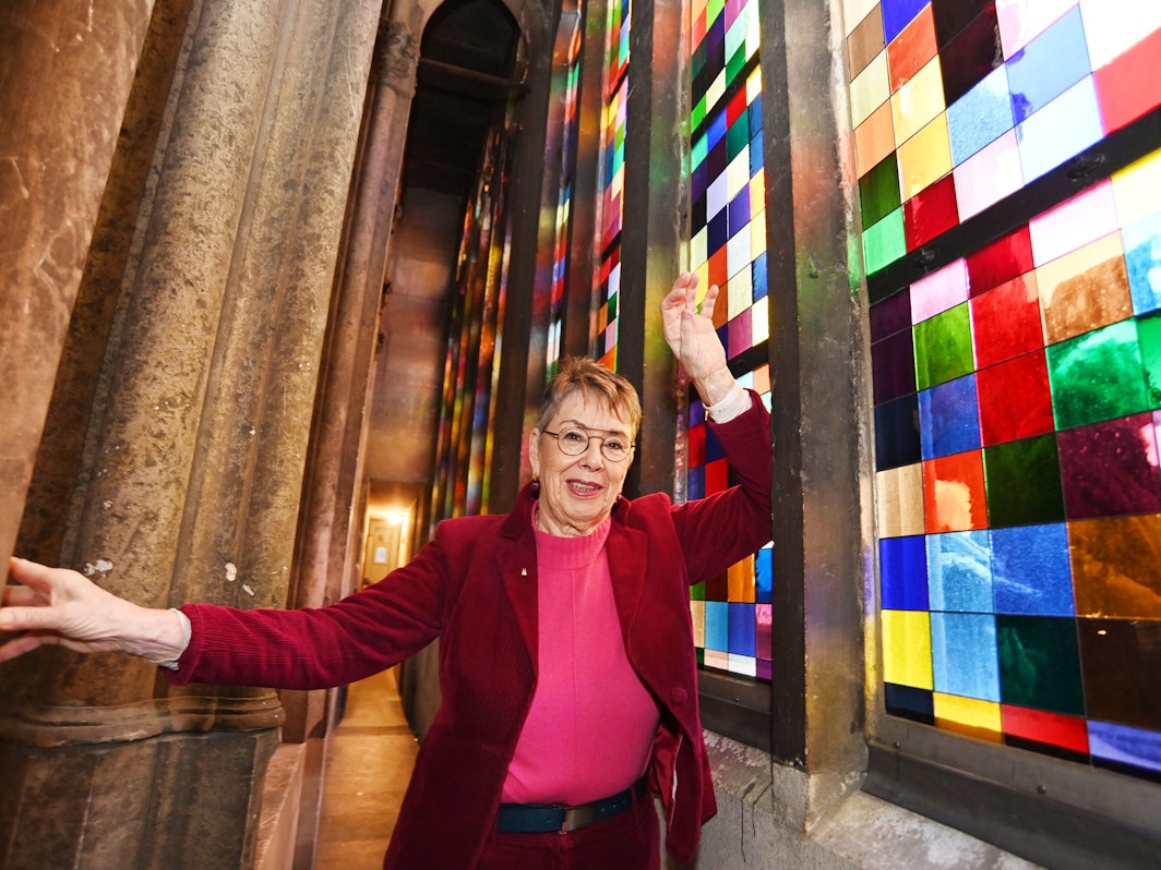 Barbara Schock-Werner steht am bekannten Richter-Fenster im Kölner Dom.