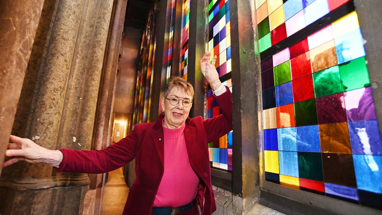 Barbara Schock-Werner steht am bekannten Richter-Fenster im Kölner Dom.