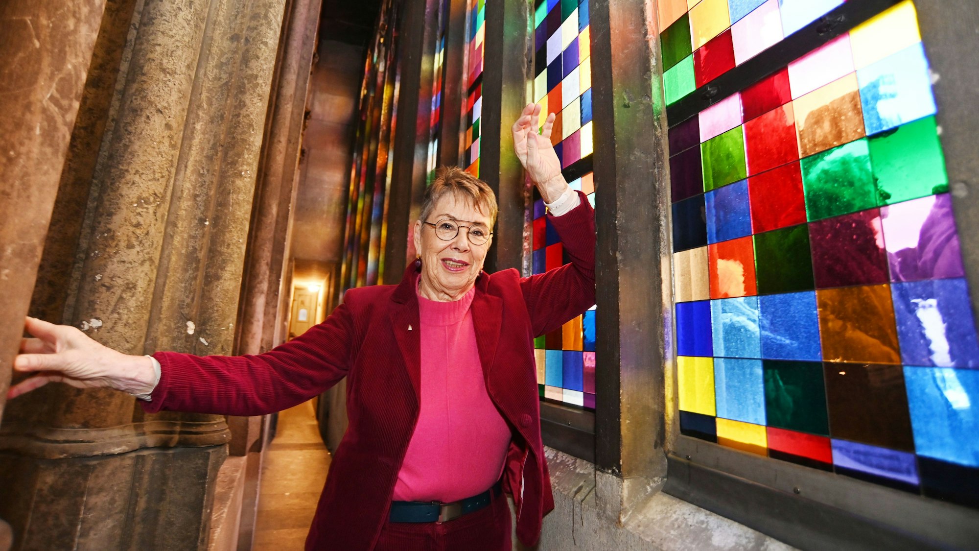 Barbara Schock-Werner steht am bekannten Richter-Fenster im Kölner Dom.