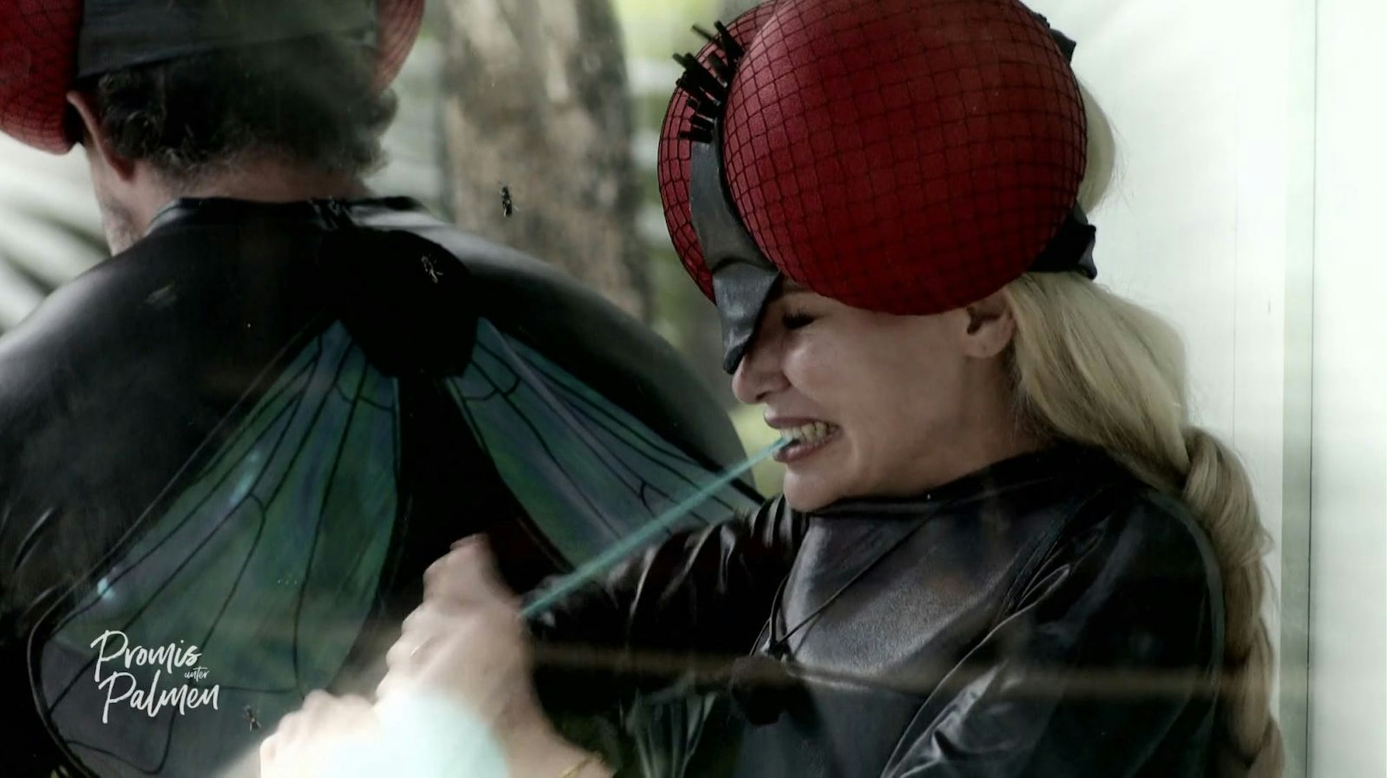 Dumm gelaufen: Zwar sind Kevin und Franzi Temme am schnellsten. Aber Franzi hat den Luftballon statt mit Atem und Mund mit Zähnen und Fingernägel zum Platzen gebracht. Regelverstoß! Deshalb gewinnen Edith und Eric. (Bild: Joyn)