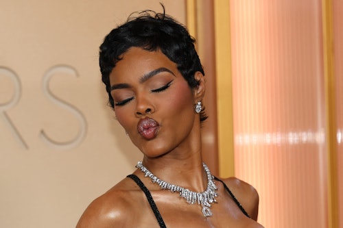 Teyana Taylor zog mit ihrer Feder-Robe viele Blicke auf sich – dafür verteilte sie auf dem Red Carpet gleich ein Küsschen.