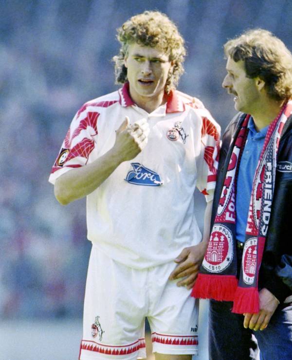 Toni Polster spricht am Spielfeldrand mit Trainer Peter Neururer (beide 1. FC Köln).