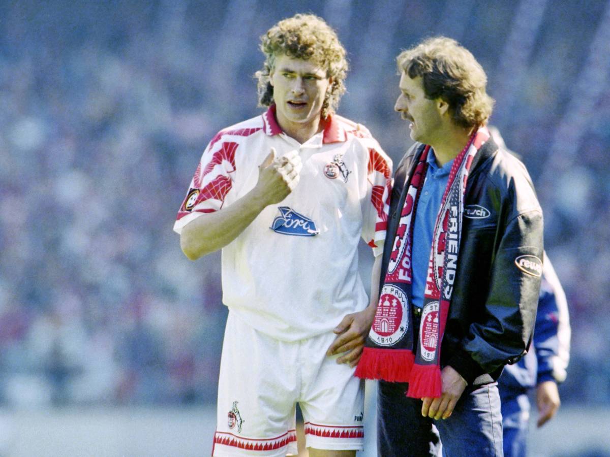 Toni Polster spricht am Spielfeldrand mit Trainer Peter Neururer (beide 1. FC Köln).