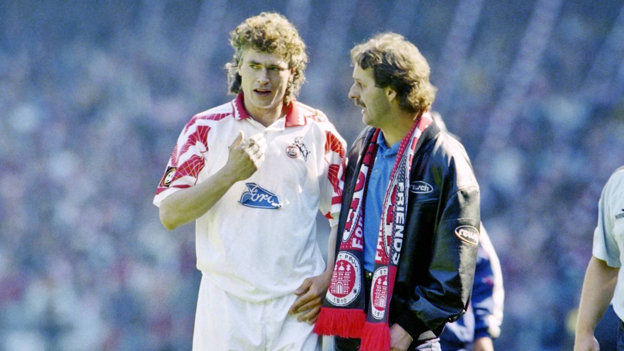 Toni Polster spricht am Spielfeldrand mit Trainer Peter Neururer (beide 1. FC Köln).