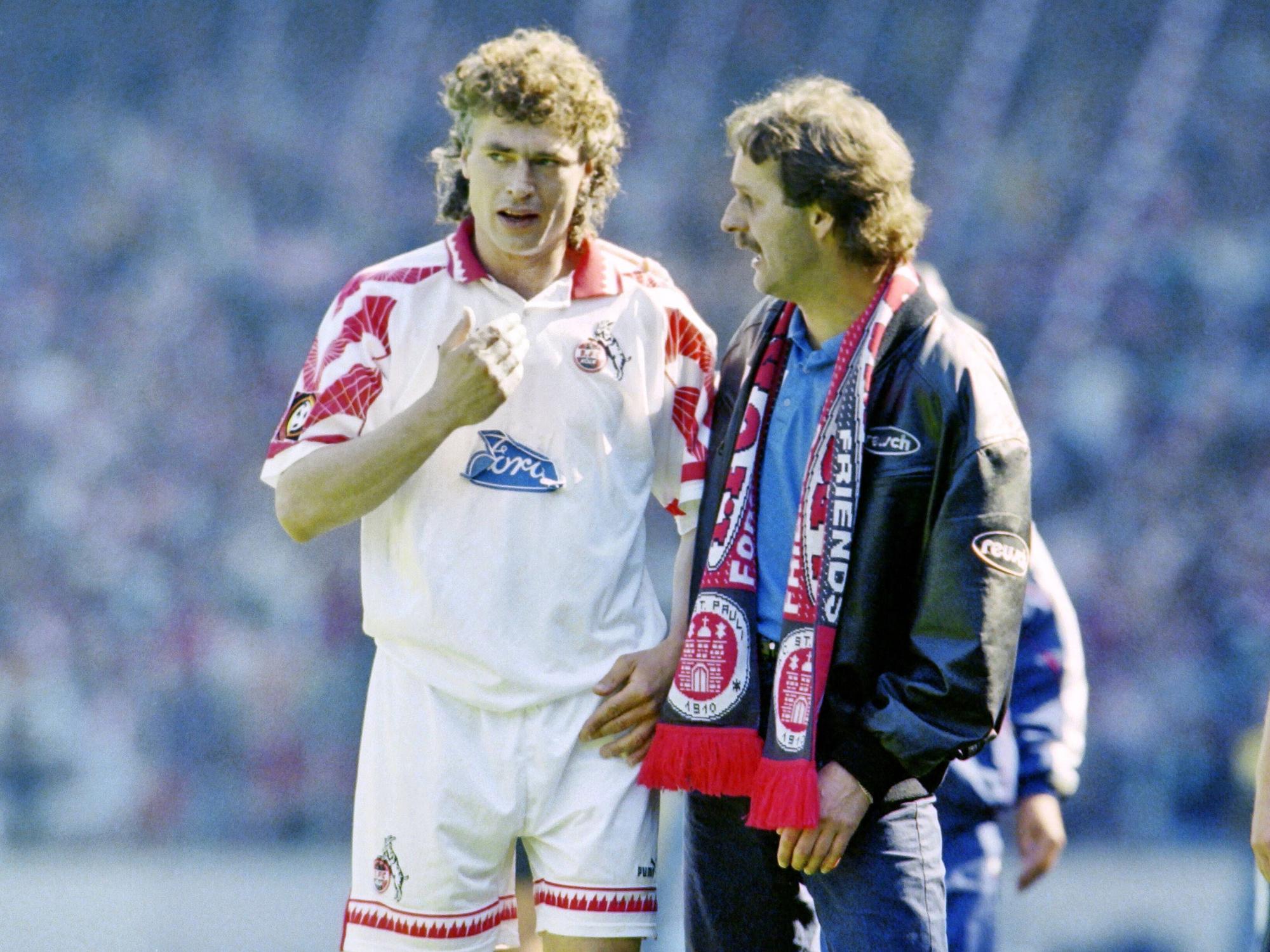 Toni Polster spricht am Spielfeldrand mit Trainer Peter Neururer (beide 1. FC Köln).