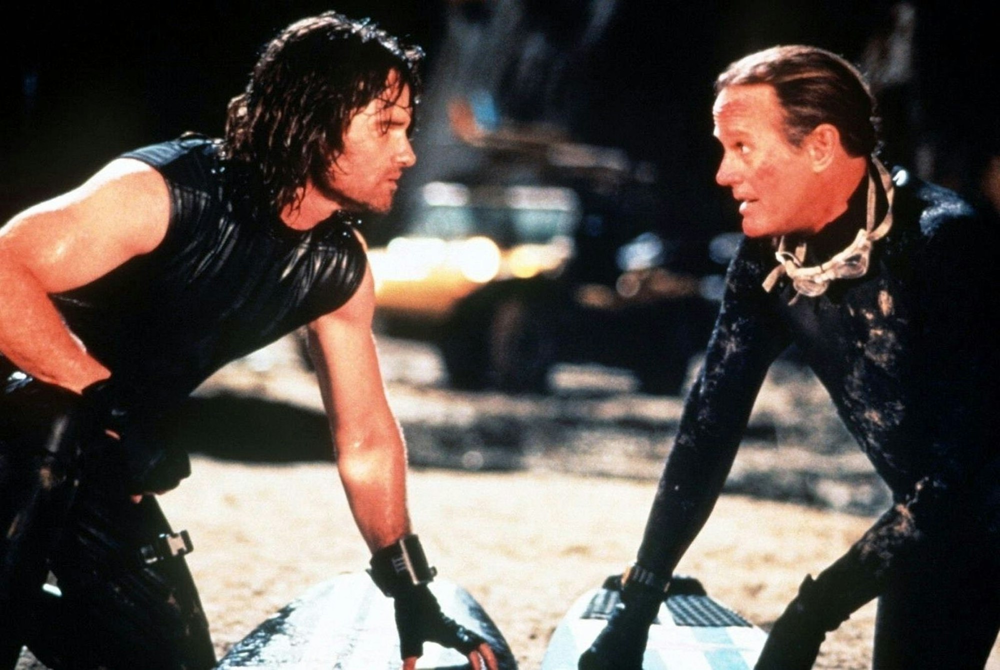 In der Fortsetzung „Escape From L.A.“ erhielt Snake (Kurt Russell, links) von Pipeline (Peter Fonda) einen Schnellkurs im Surfen. (Bild: TM 2017 BY PARAMOUNT PICTURES)