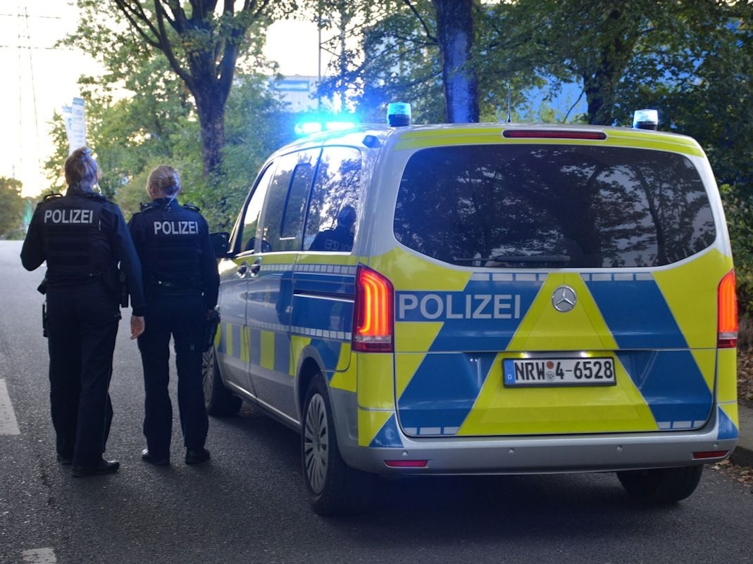 Aufgebrochener Kellerverschlag mit mehreren Fahrrädern.