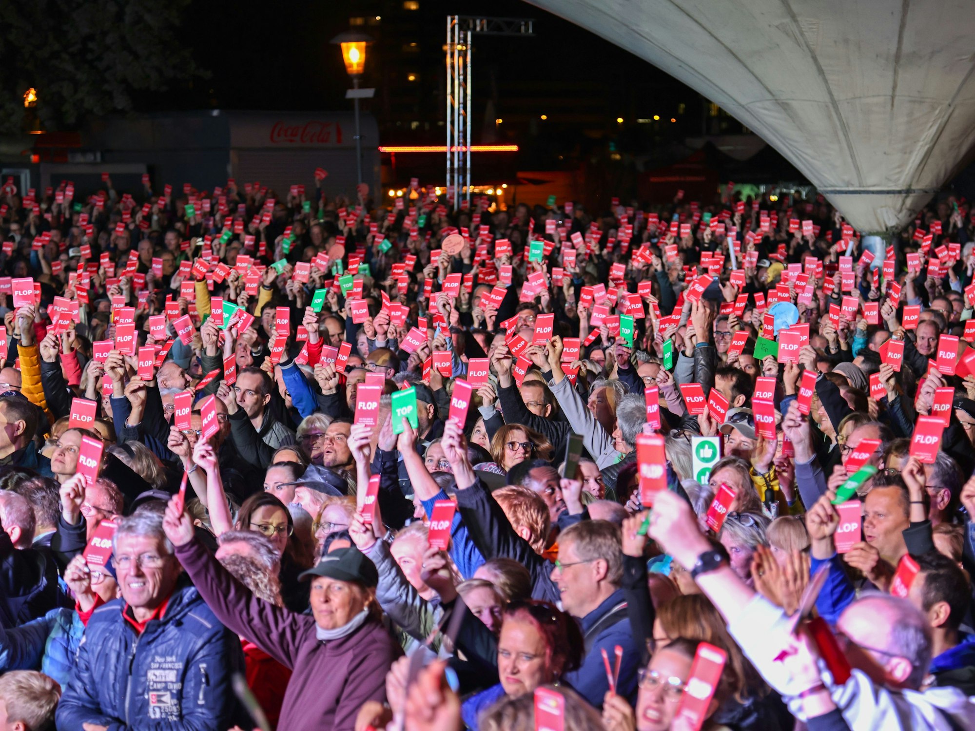 Das Publikum bei Linus’ Talentprobe hält Karten hoch.