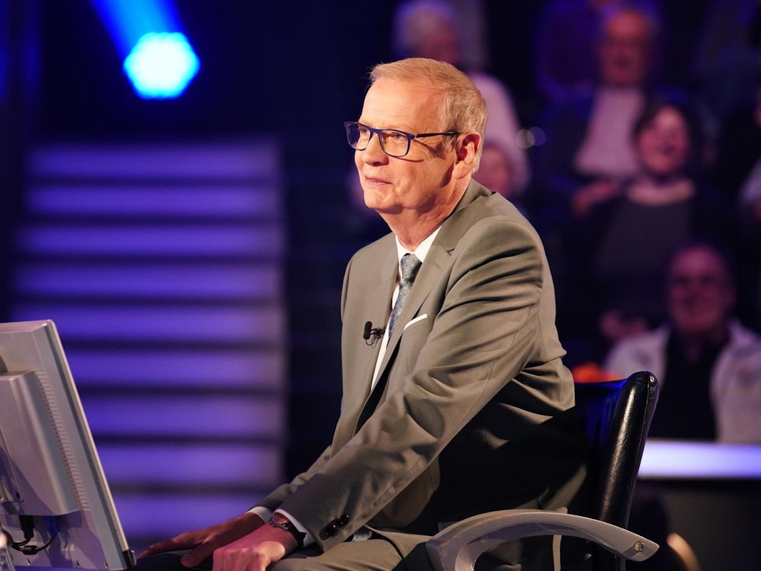 Günther Jauch musste sich über eine Anekdote seines Rate-Gastes sehr wundern. (Bild: RTL / Stefan Gregorowius)