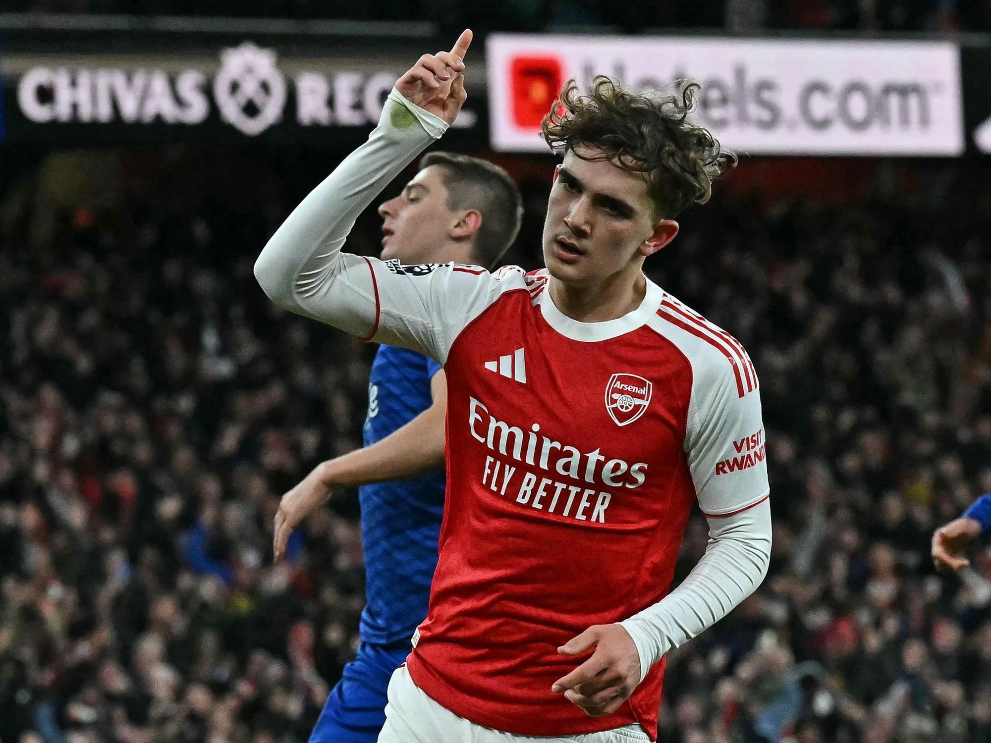 Max Dowman feiert seinen historischen Treffer gegen den FC Everton im Emirates-Stadion.