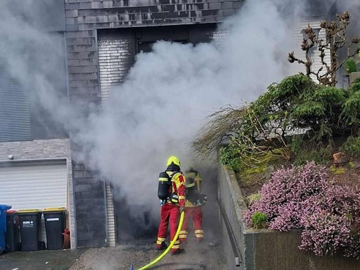 Ein ausgebrannter Pkw in einer Garage.