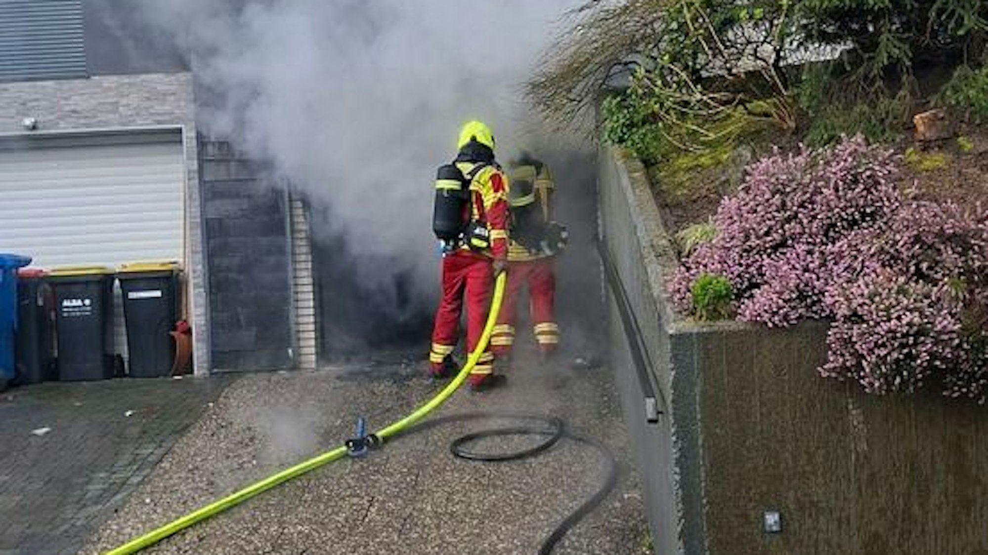Ein ausgebrannter Pkw in einer Garage.