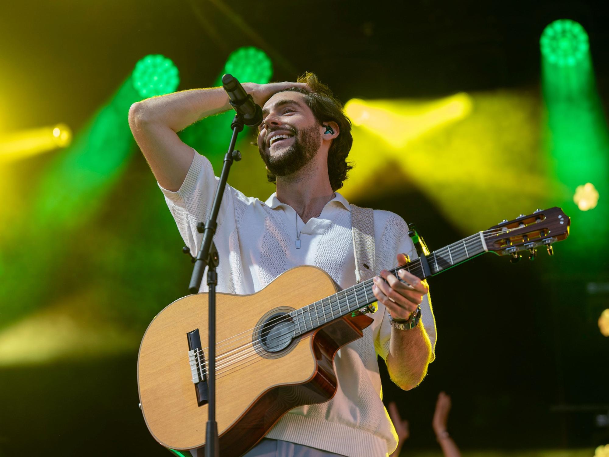 Alvaro Soler beim Konzert auf der Bühne.