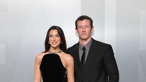 Später zeigte sich Dua Lipa dann gemeinsam mit ihrem Partner Callum Turner auf der „Vanity Fair“-Oscarparty – diesmal in einem eleganten schwarz-goldenen Look.