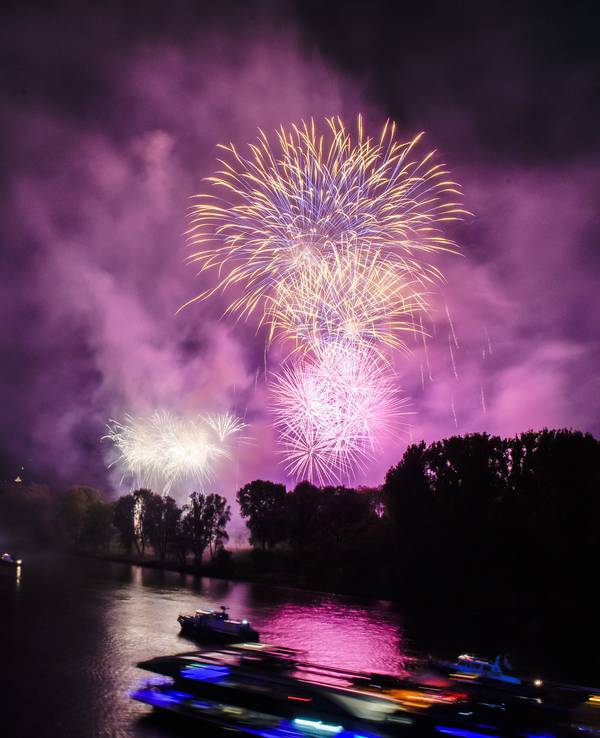 Bunt beleuchtete Boote und Schiffe sowie ein Feuerwerk sind in Bonn zu sehen.