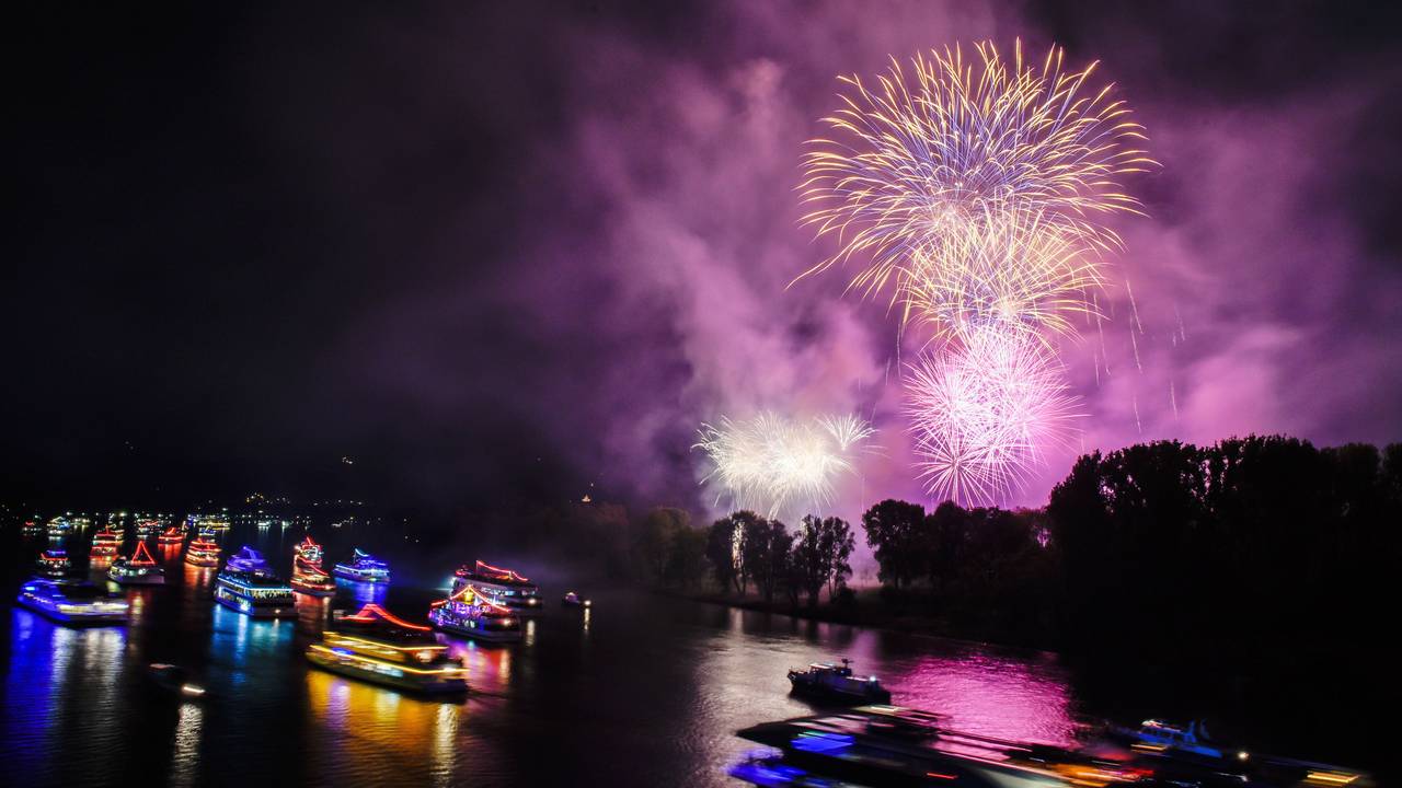 Bunt beleuchtete Boote und Schiffe sowie ein Feuerwerk sind in Bonn zu sehen.