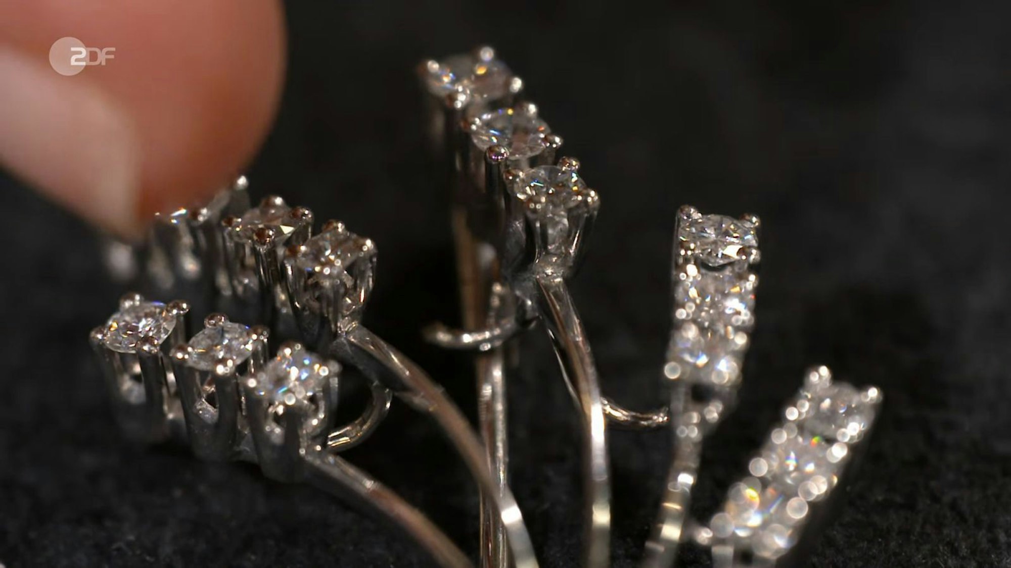 „Diese Technik der damaligen Zeit war die Voraussetzung für diesen wunderbar leichten Schmuck, der so ganz anders war als der schwere repräsentative Schmuck der vergangenen Jahrzehnte“, referierte die Expertin. (Bild: ZDF)