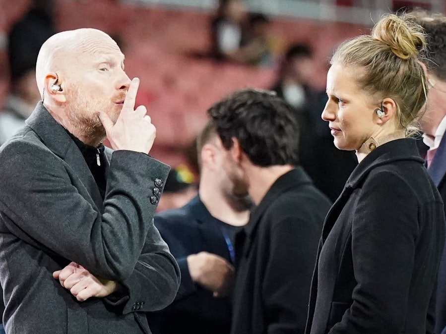 Tabea Kemme und Matthias Sammer unterhalten sich.
