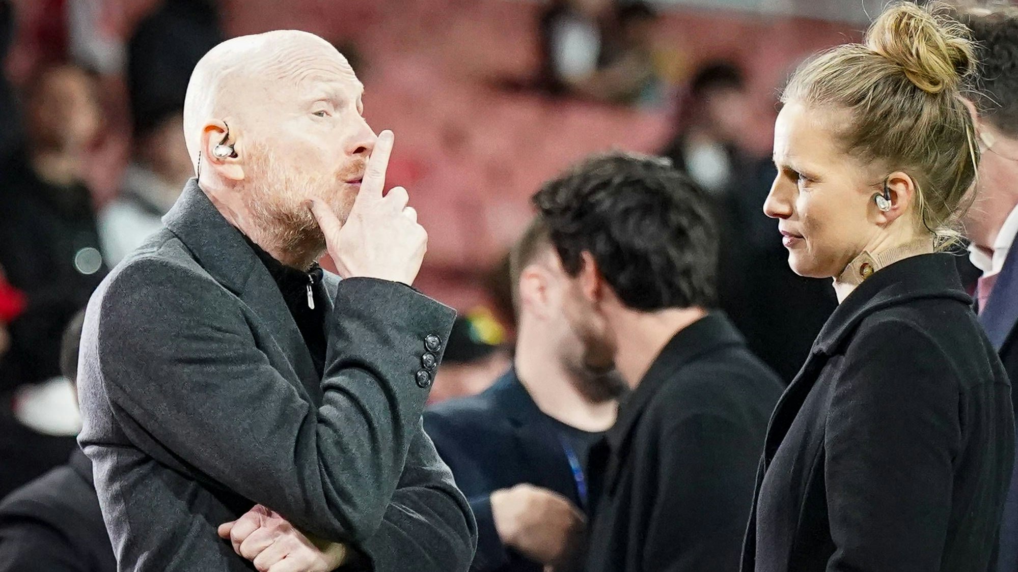 Tabea Kemme und Matthias Sammer unterhalten sich.