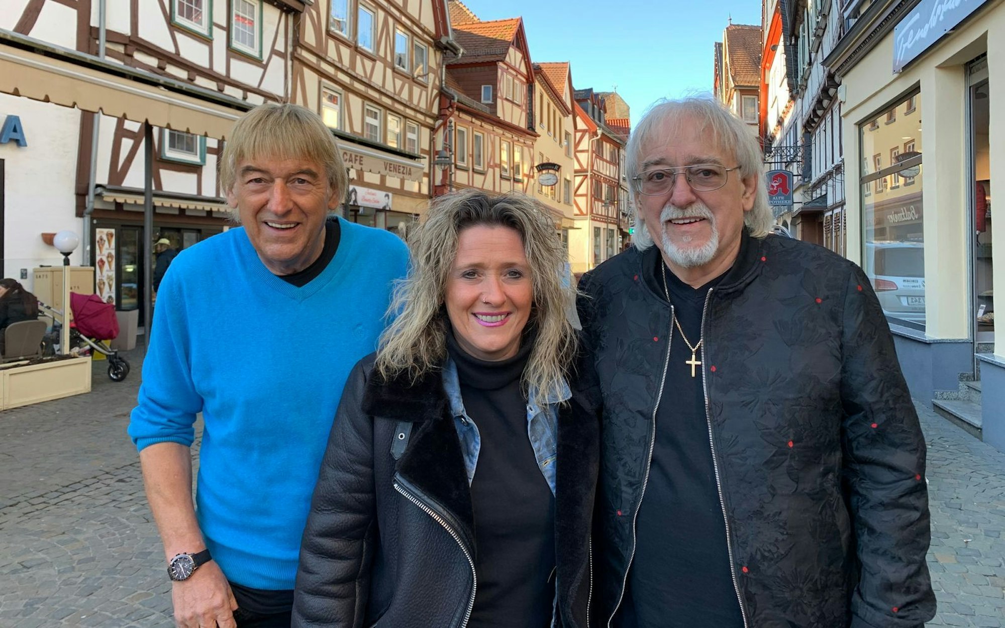 Diese Familie hat den Schlager im Blut. Nachdem sie den Aufstieg der Amigos aus nächster Nähe miterlebt hatte, startete vor einigen Jahren auch Bernd Ulrichs (links) Tochter Daniela Alfinito eine Gesangskarriere. (Bild: Die Amigos / privat)