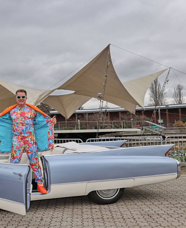 Moderator Linus steht in einem Cadillac im Tanzbrunnen.