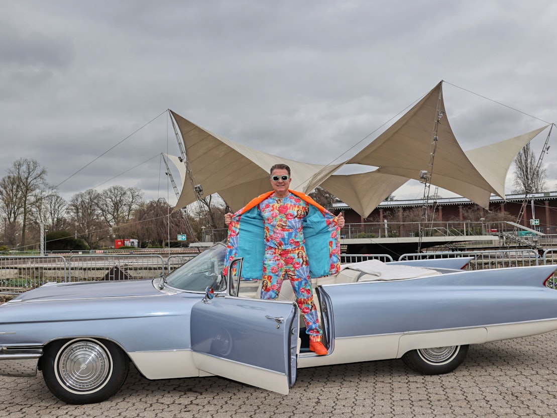 Moderator Linus steht in einem Cadillac im Tanzbrunnen.