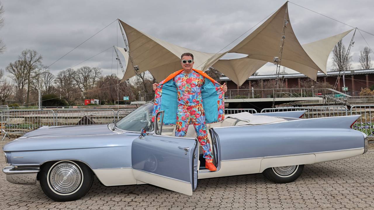 Moderator Linus steht in einem Cadillac im Tanzbrunnen.