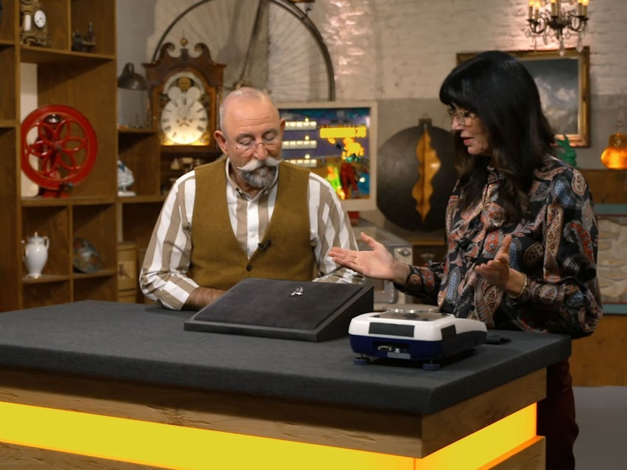 Heide Rezepa-Zabel nahm die Brosche genau unter die Lupe. Sie musste Horst Lichter über eine Beschädigung informieren. (Bild: ZDF)