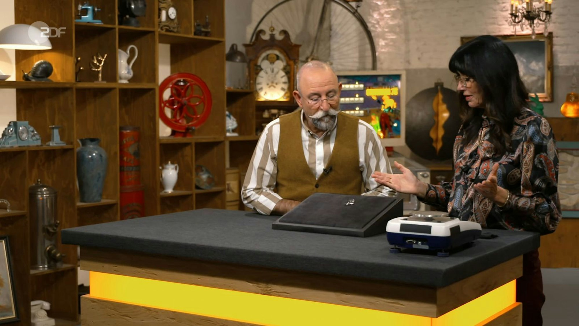 Heide Rezepa-Zabel nahm die Brosche genau unter die Lupe. Sie musste Horst Lichter über eine Beschädigung informieren. (Bild: ZDF)