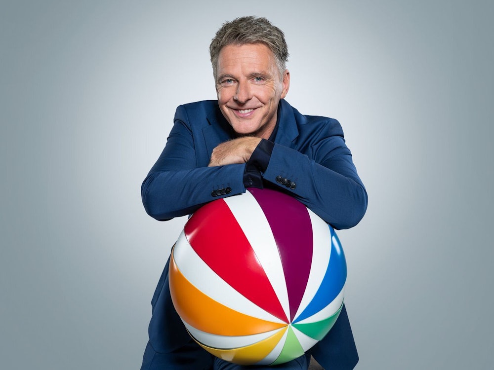 Jörg Pilawa moderiert in SAT.1 eine neue Quizsendung. Gesucht wird in „Wer ist Deutschlands Superhirn?“ die Person mit den ausgeprägtesten kognitiven Fähigkeiten. (Bild: SAT.1 / Thomas Leidig)