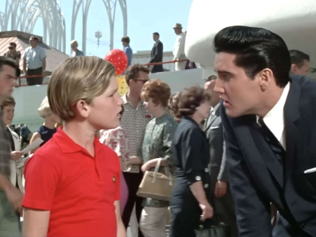 Elvis Presley (rechts) wirkte in über 30 Spielfilmen mit. Einmal traf er dabei auch auf den jungen Kurt Russell, der einen besonderen Auftrag von ihm erhielt. (Bild: MGM)