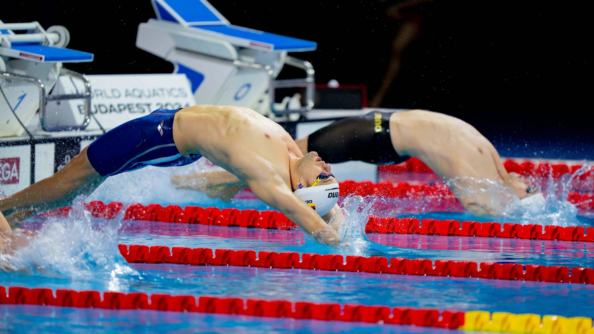 Marius Kusch und Ole Braunschweig beim Schwimmen