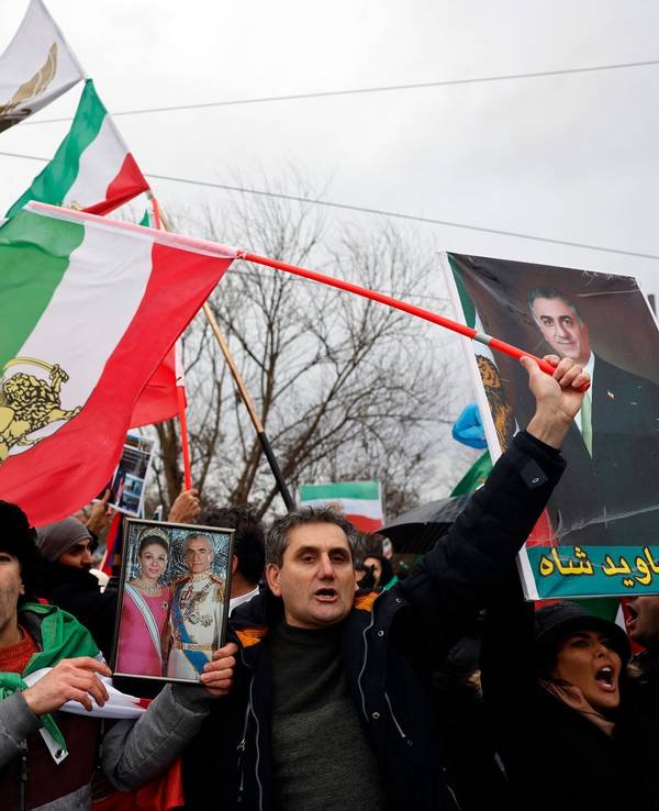 Iranische Flaggen aus Zeit vor der islamischen Revolution