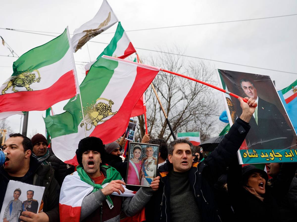 Iranische Flaggen aus Zeit vor der islamischen Revolution