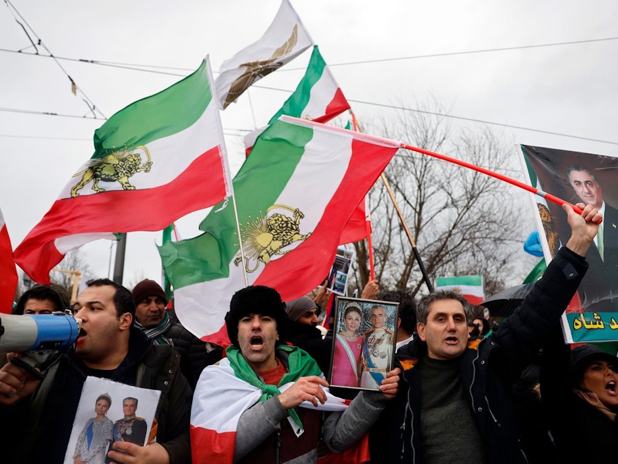 Iranische Flaggen aus Zeit vor der islamischen Revolution